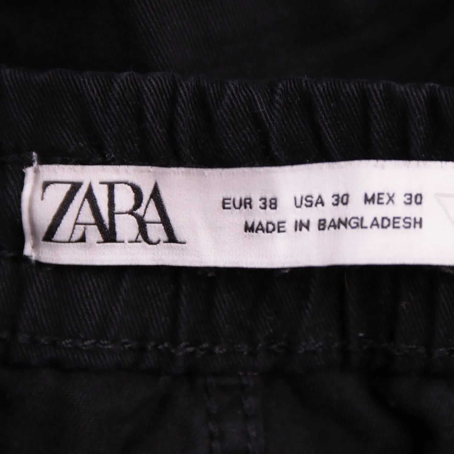 Чёрные брюки карго ZARA с накладными карманами, размер 48 (M)