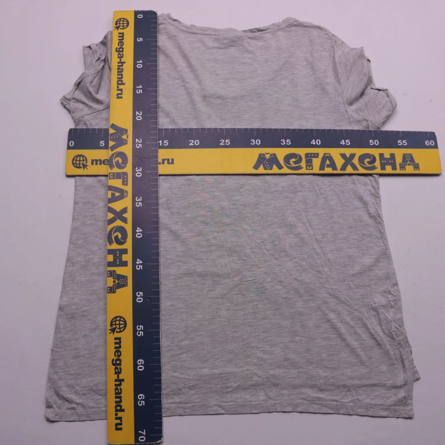 Серая футболка Gina с аппликацией из пайеток, размер 44 (S/M)