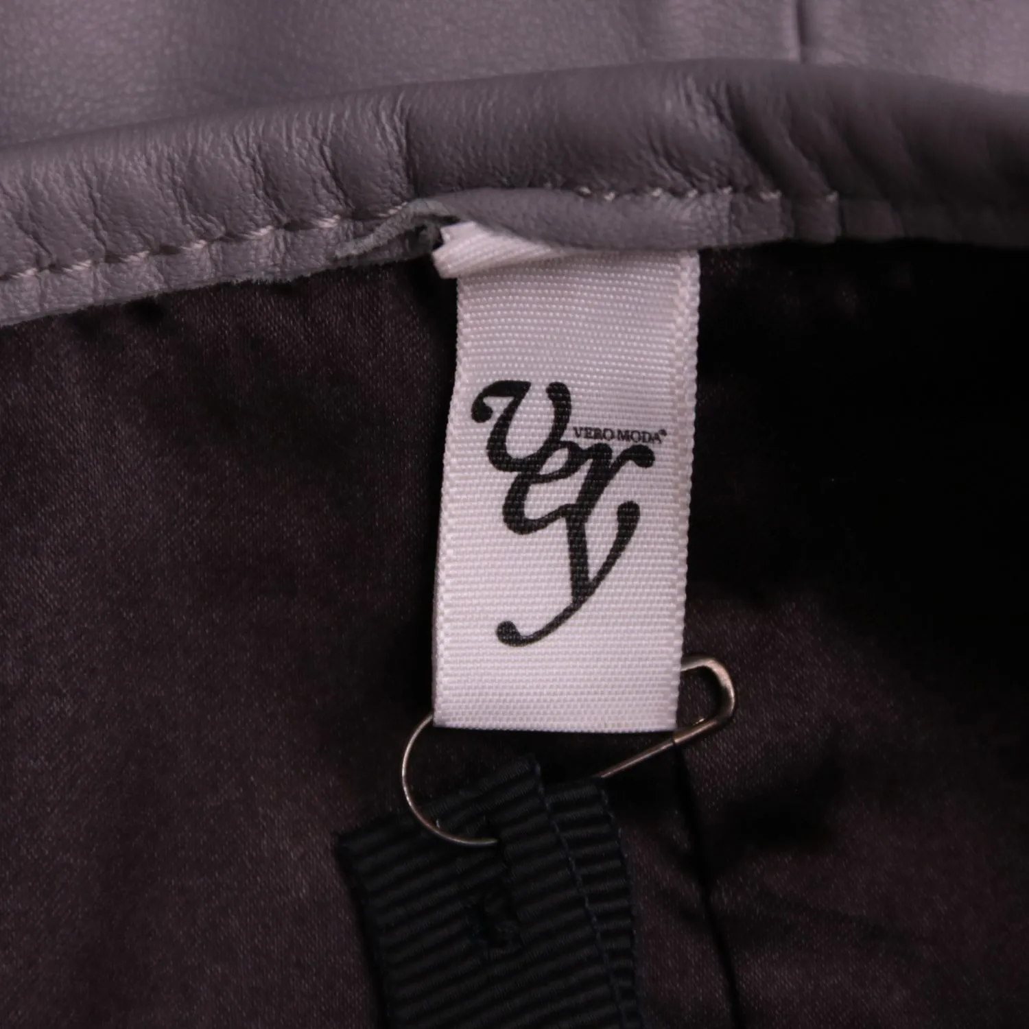 Серая юбка VERO MODA из кожи с бахромой, размер 46 (M)