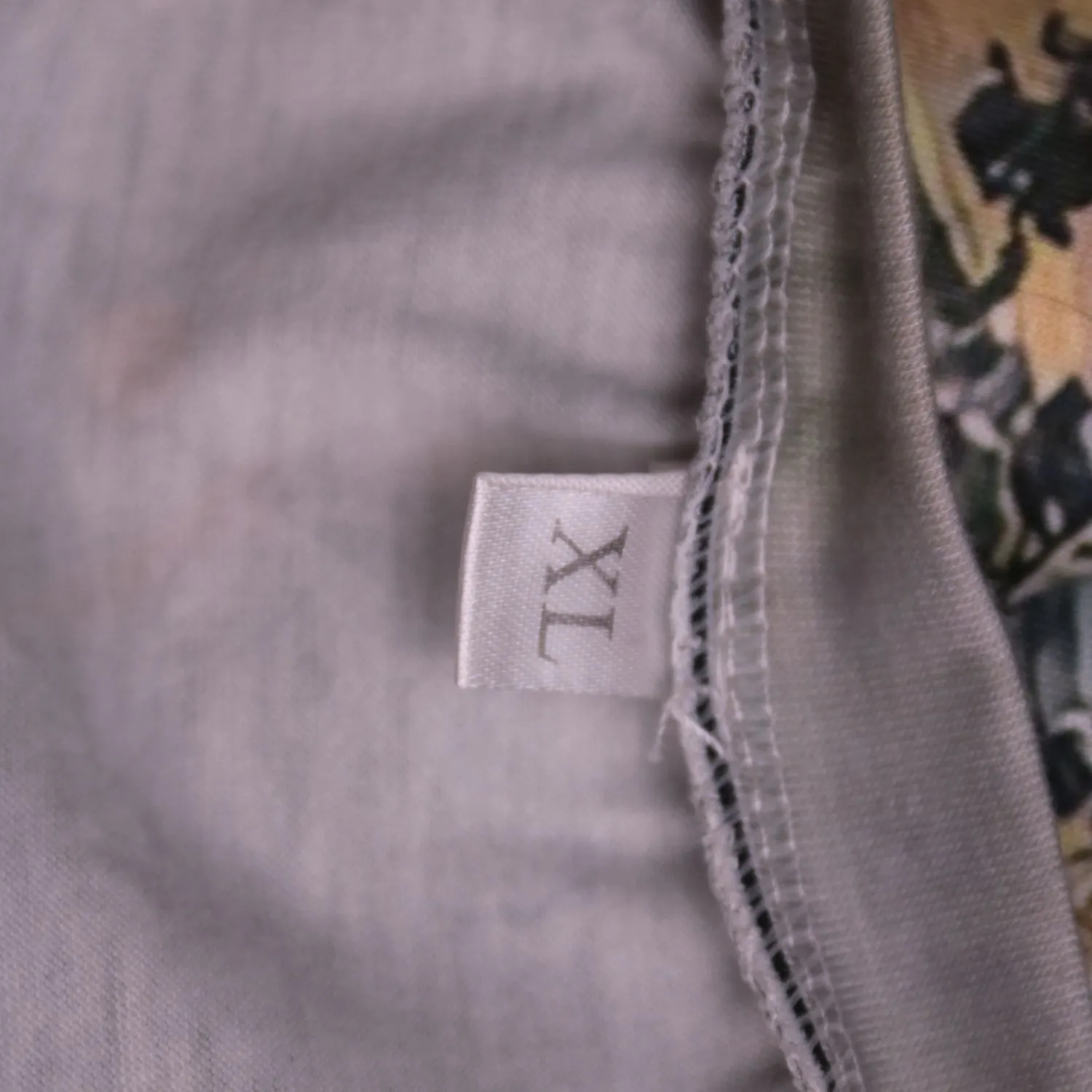 Серая женская футболка с абстрактным принтом, размер 52 (XL)