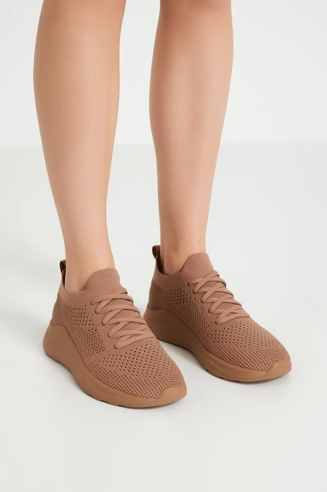 кроссовки не указано